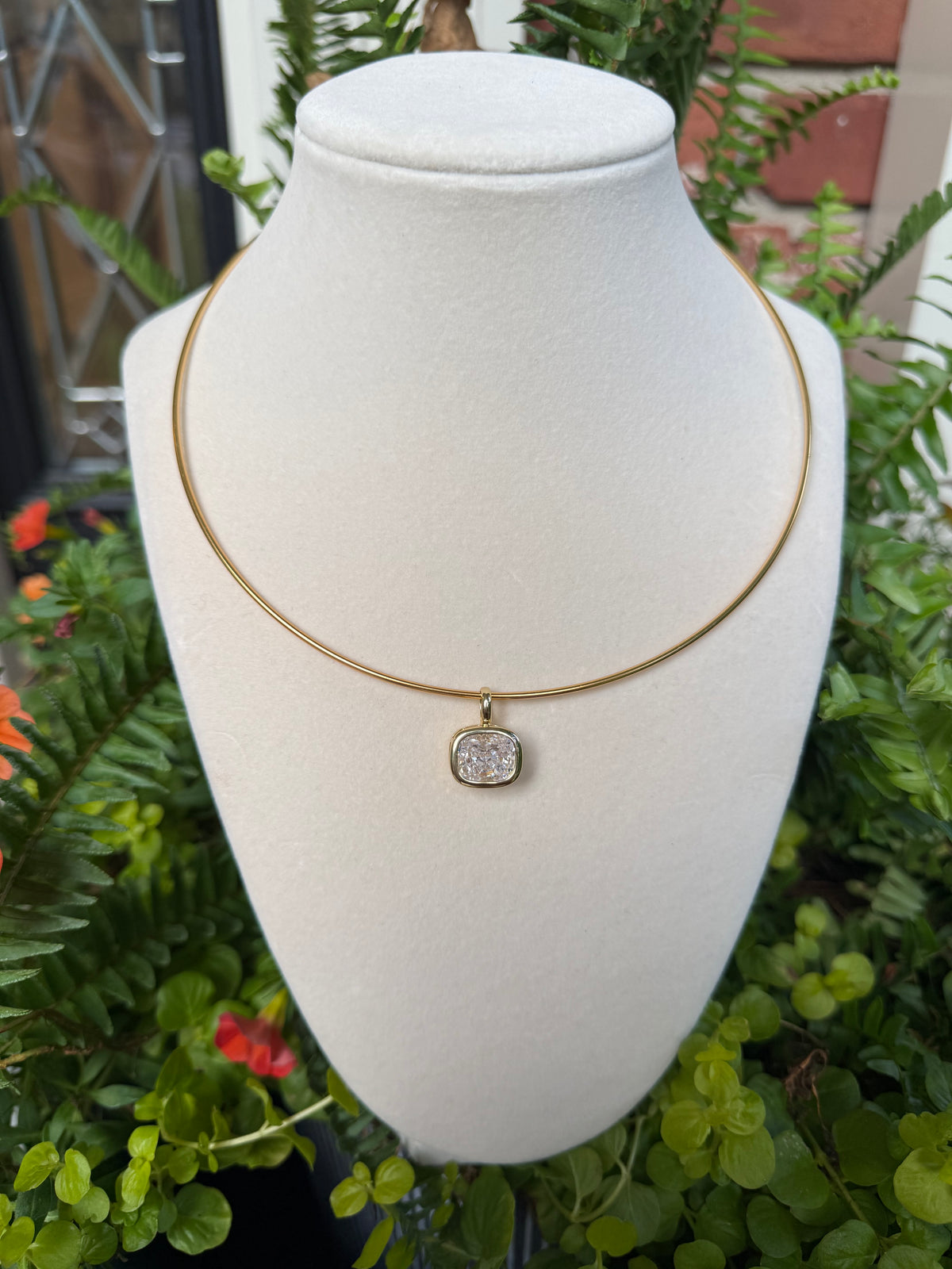 gold collar with pendant